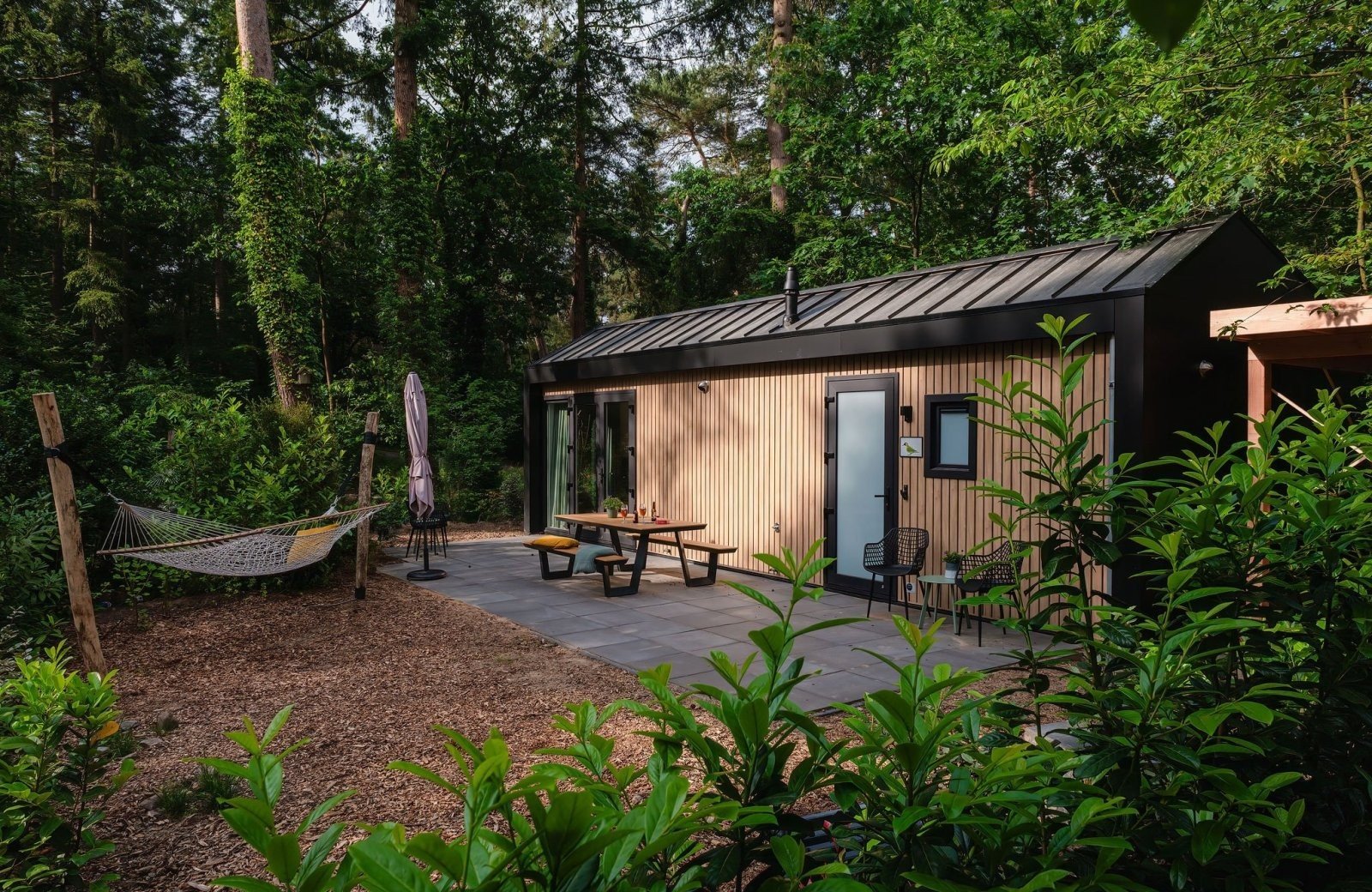 Ruim terras van Lodge De Groene Specht in Nunspeet